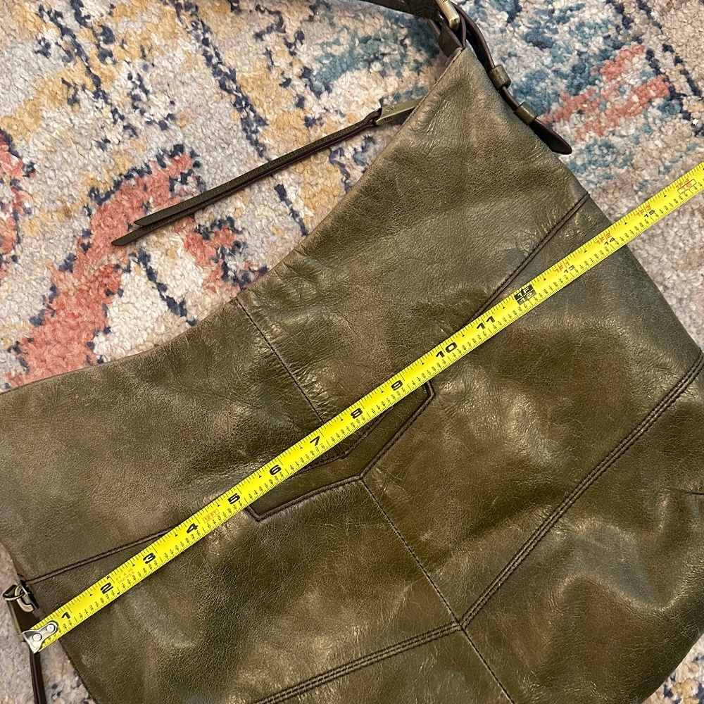 Hobo "Serra" leather shoulder bag in distressed Olive green w/inside pockets - Picture 14 of 16